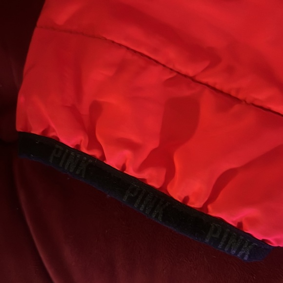 I’m selling a pullover jacket it’s. Been worn before it’s a real cute hoodie - Picture 3 of 6